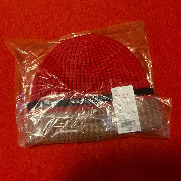 Marni and Uniqlo collab red and brown popcorn knitted beanie tuque hat NWT - Picture 3 of 3